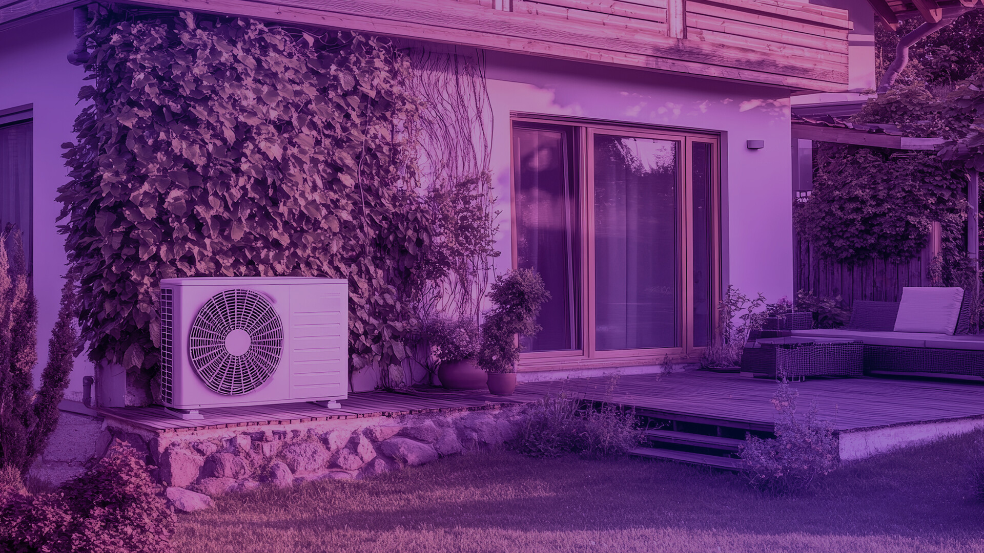 Effiziente Energie im Einklang mit der Natur: Eine Wärmepumpe am Einfamilienhaus sorgt für nachhaltige Wärmeversorgung und fügt sich harmonisch in den begrünten Gartenbereich ein. Installation durch Enercapital Nachhaltige Wärmepumpe am Einfamilienhaus – Enercapital